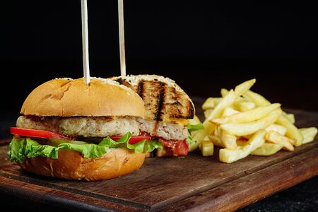 Куриный бургер с картофелем фри