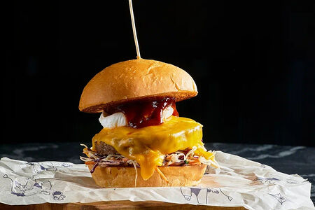 Бургер Техас с горгонзолой и яйцом пашот