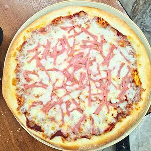 Пицца с ветчиной
