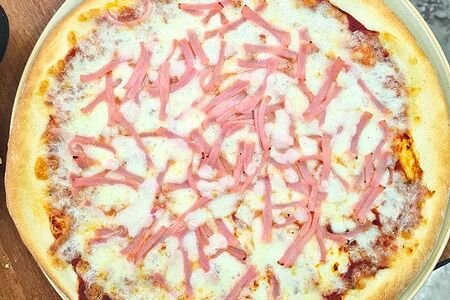 Пицца с ветчиной