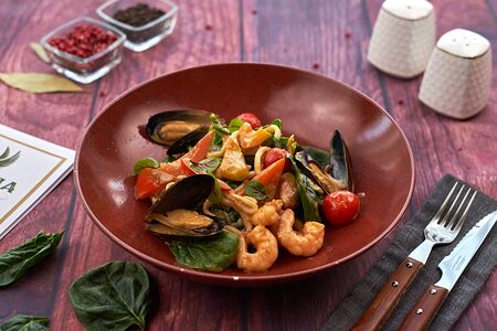 Теплый салат с морепродуктами