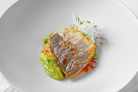 Сибас с салатом из манго и тайской заправкой