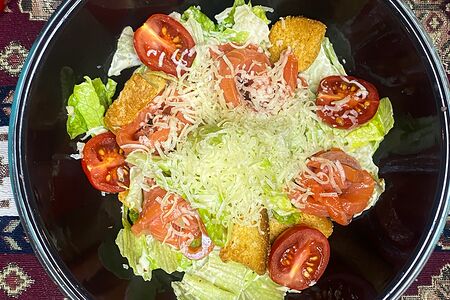 Салат Цезарь с семгой