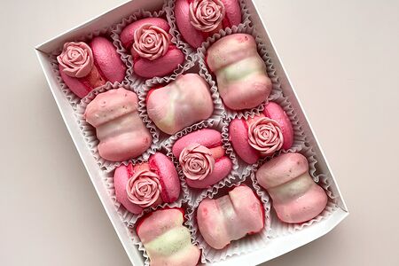 Сладкий подарок из макаронс M