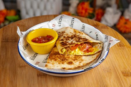 Кесадилья со свининой и чоризо