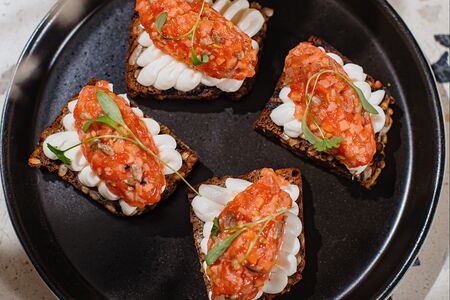 Брускетта с лососем
