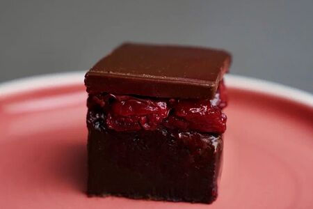 Шоколадный брауни с вишней