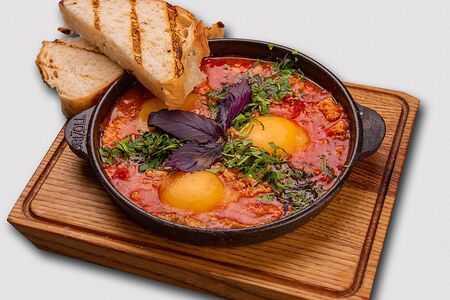 Шакшука со спелыми томатами и хрустящей чиабаттой