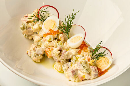 Салат Оливье с пастрами