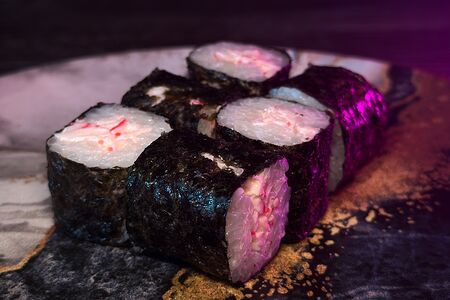 Классический ролл с крабом