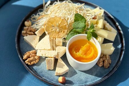 Кавказские сыры с мандариновым вареньем