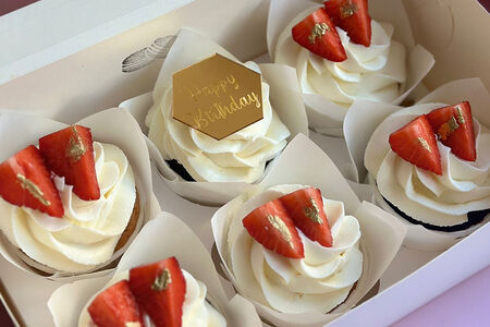Капкейки с клубникой Happy Birthday