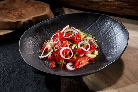 Из розовых томатов