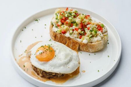 Бифштекс с бутербродом и овощной сальсой 