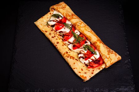 Блин с томатами и моцареллой