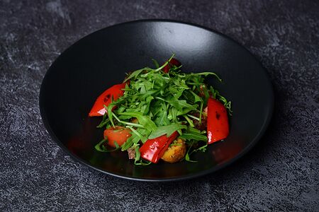 Салат с говядиной и перцем гриль	