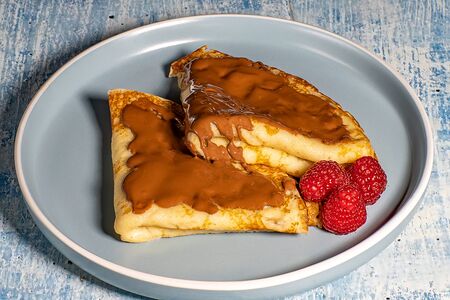 Блины с малиной и шоколадом 