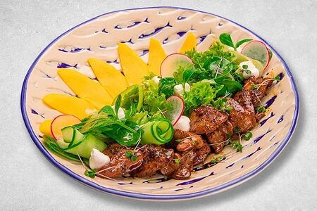 Салат с манго и карамелизированнной в коньяке куриной печенью