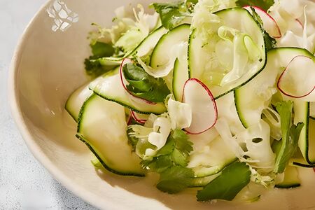 Салат с кабачками, фенхелем, брокколи и соусом из зеленых томатов