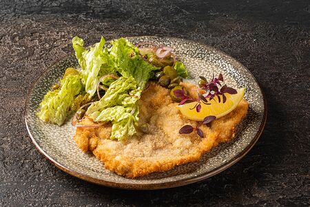 Шницель из свинины с салатом