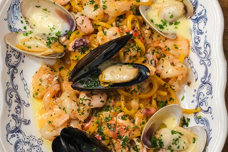 Спагетти со сливочным соусом и морепродуктами