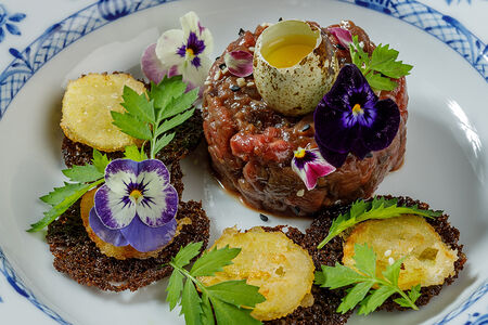 Тартар из говядины с картофельными хрустами