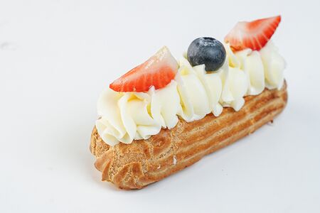 Эклер со свежими ягодами