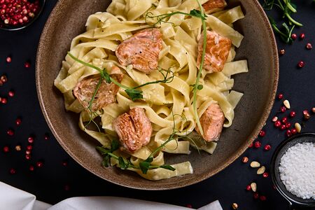 Паста с лососем в соусе дорблю