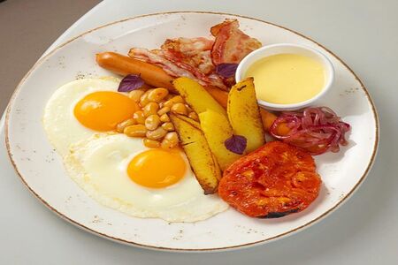 Сытный мясной завтрак 