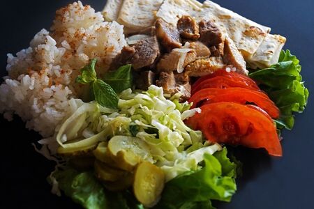 Шаверма в тарелке с рисом 