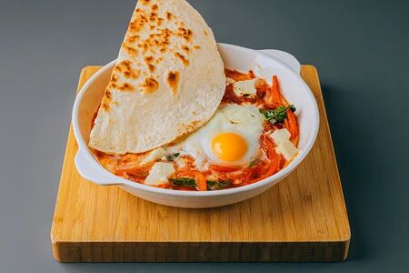 Шакшука с моцареллой и шпинатом 