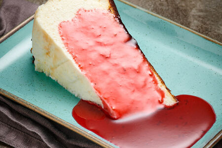 Чизкейк Сан-Себастьян ванильный с малиновым топпингом