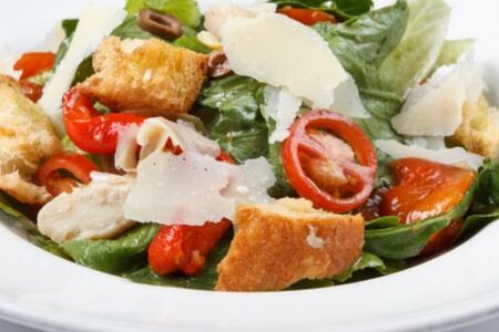 Романо с печеным перцем, гренками, артишоками и пармезаном с пряной заправкой 