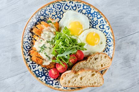 Немецкий завтрак со шницелем