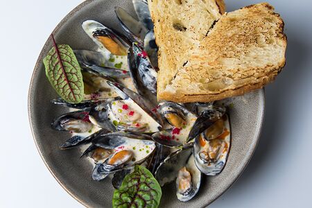 Мидии в белом соусе с сыром горгонзола 