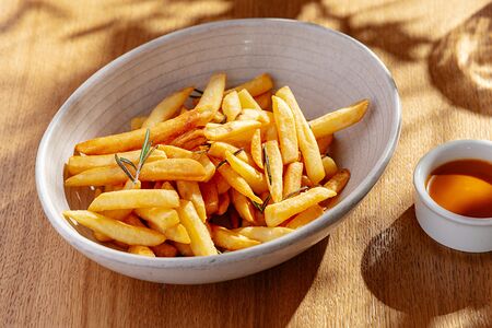 Картофель фри с розмарином и трюфельным соусом 