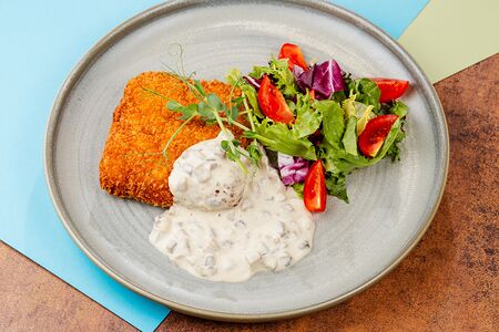 Шницель из цыпленка со сливочно-грибным соусом