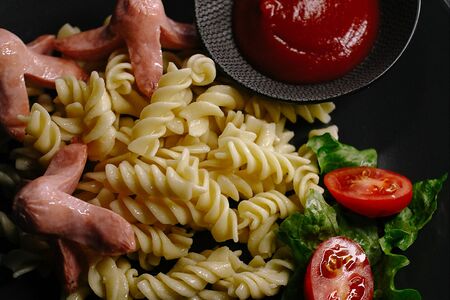 Макароны с сосисками молочными
