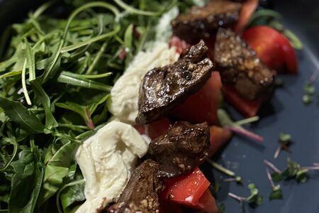 Теплый салат с печенью в винном соусе