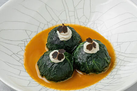 Голубцы с томлёными бычьими хвостами и мясным соусом