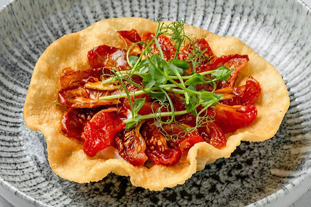 Хрустящий тарт, вяленые томаты, страчателла