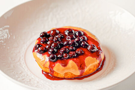 Сырник из рикотты с кремом из топленого молока