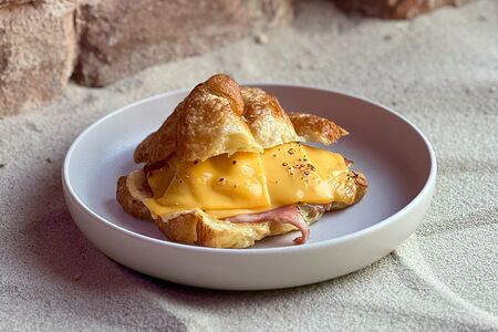 Круассан Чеддер-Мортаделла