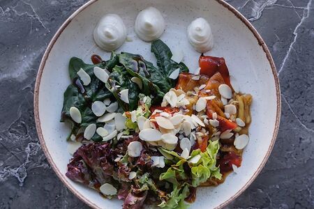 Салат с печеными овощами и сырным муссом