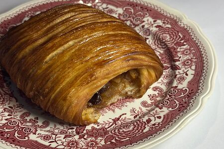 Слойка яблочная с изюмом