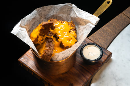 Гренки с чеддером и чесноком