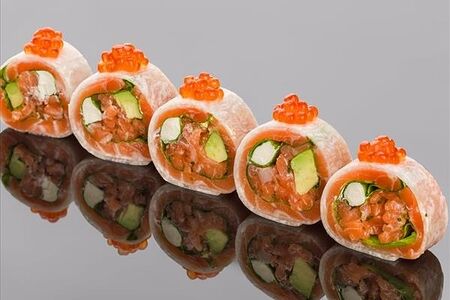 Ролл сашими из лосося с авокадо, шпинатом и сыром филадельфия