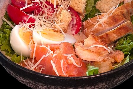 Салат Цезарь с семгой слабой соли