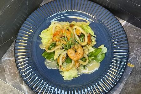 Салат с морепродуктами в соусе цитрус