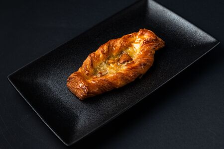 Слойка с грушей и сырами бри и дорблю